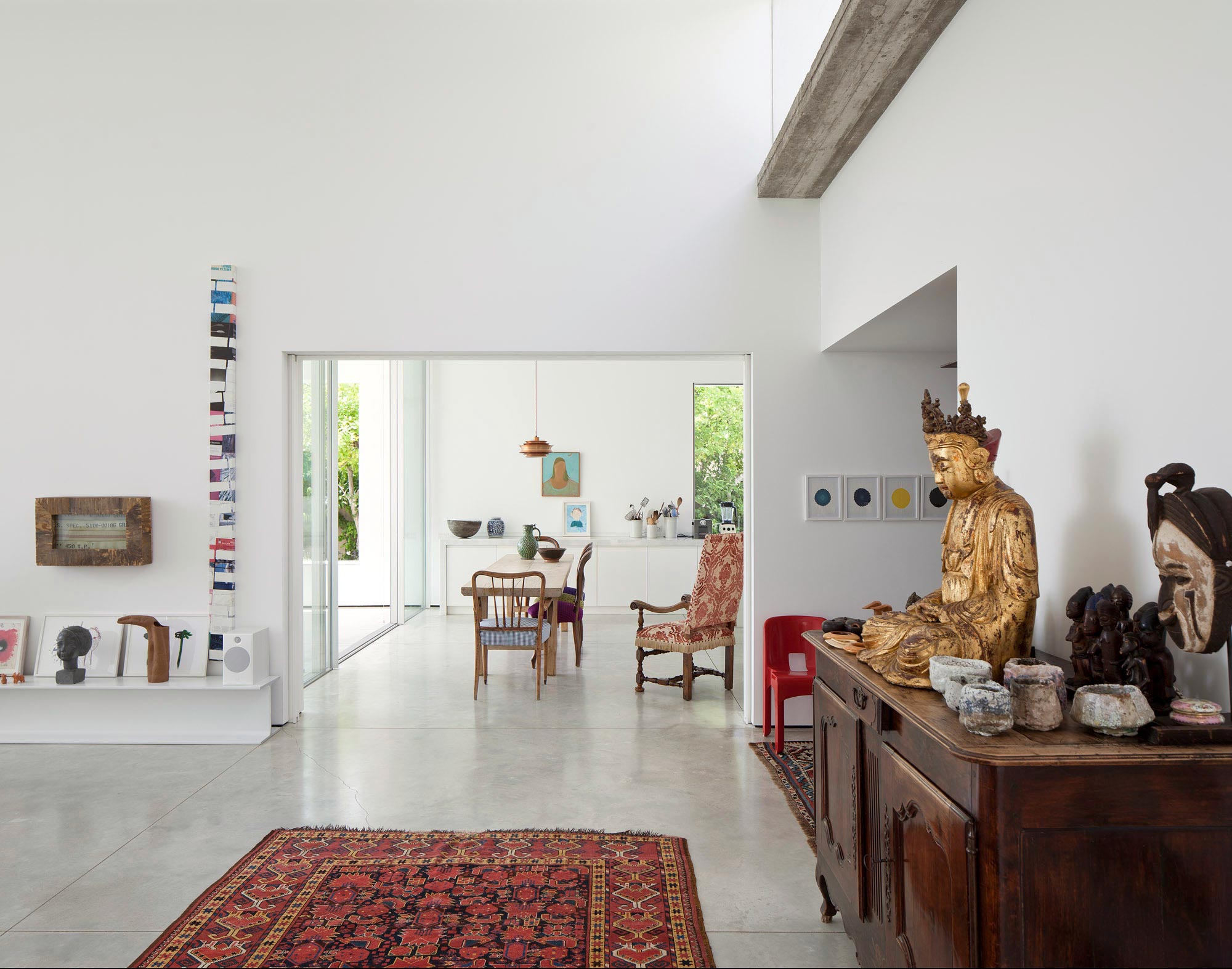 A Bright Contemporary Family Home Made from Three White Boxes in Tel Aviv by Paritzki & Liani Architects (7)