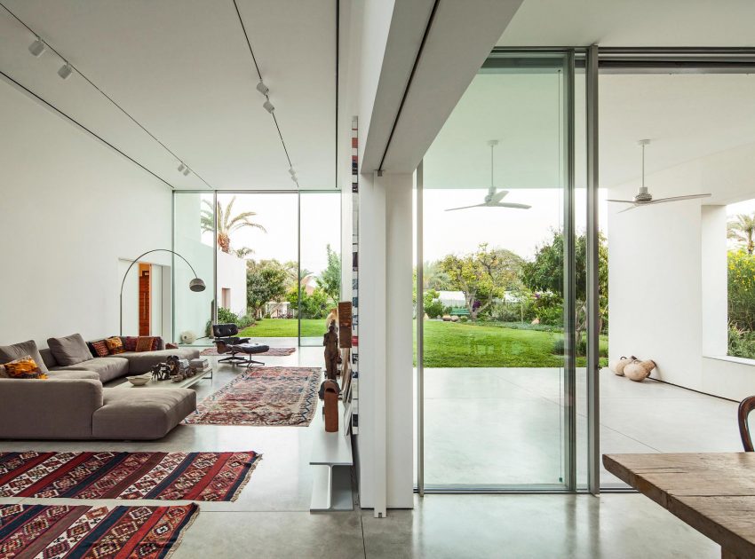A Bright Contemporary Family Home Made from Three White Boxes in Tel Aviv by Paritzki & Liani Architects (8)