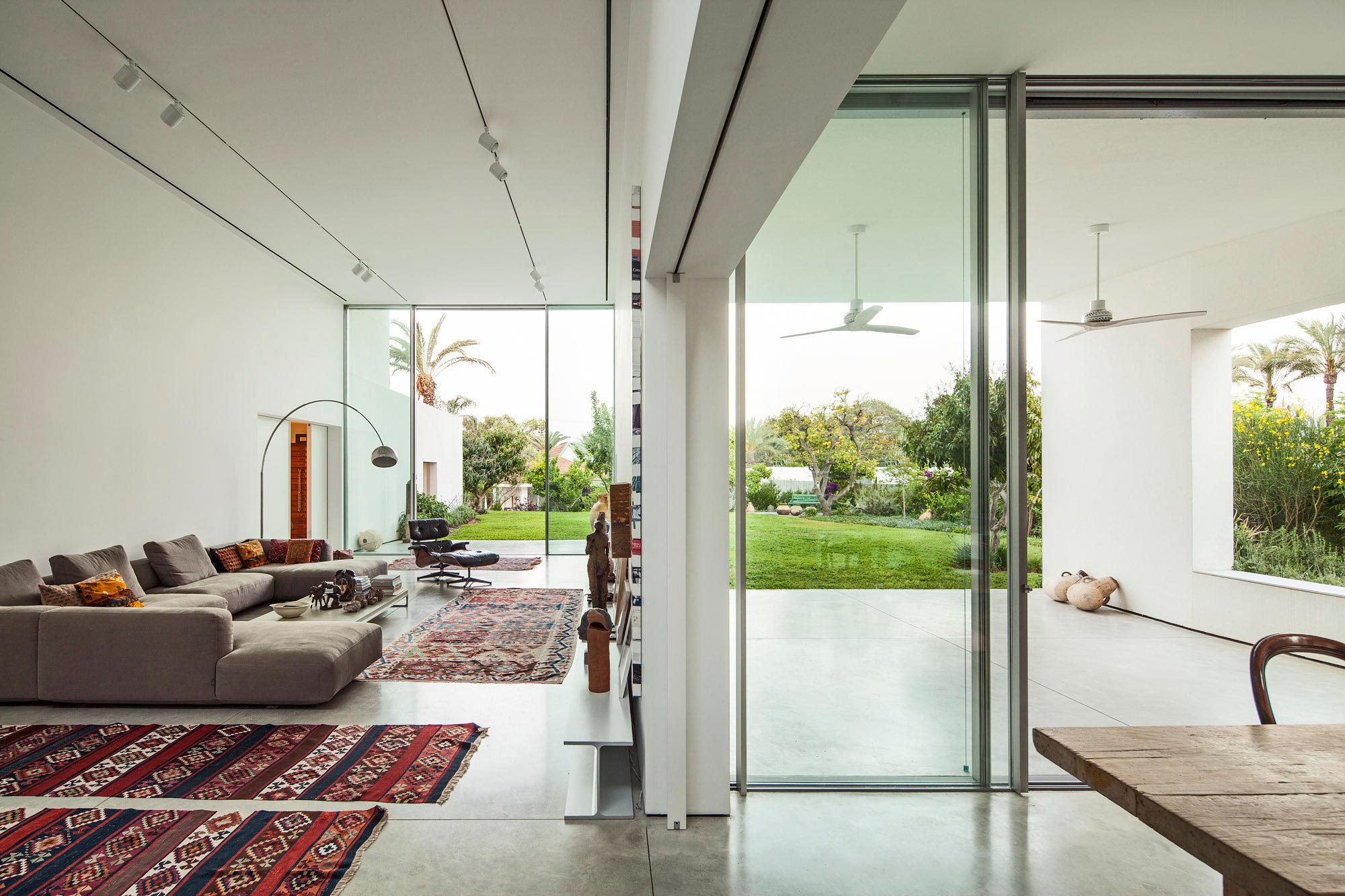 A Bright Contemporary Family Home Made from Three White Boxes in Tel Aviv by Paritzki & Liani Architects (8)