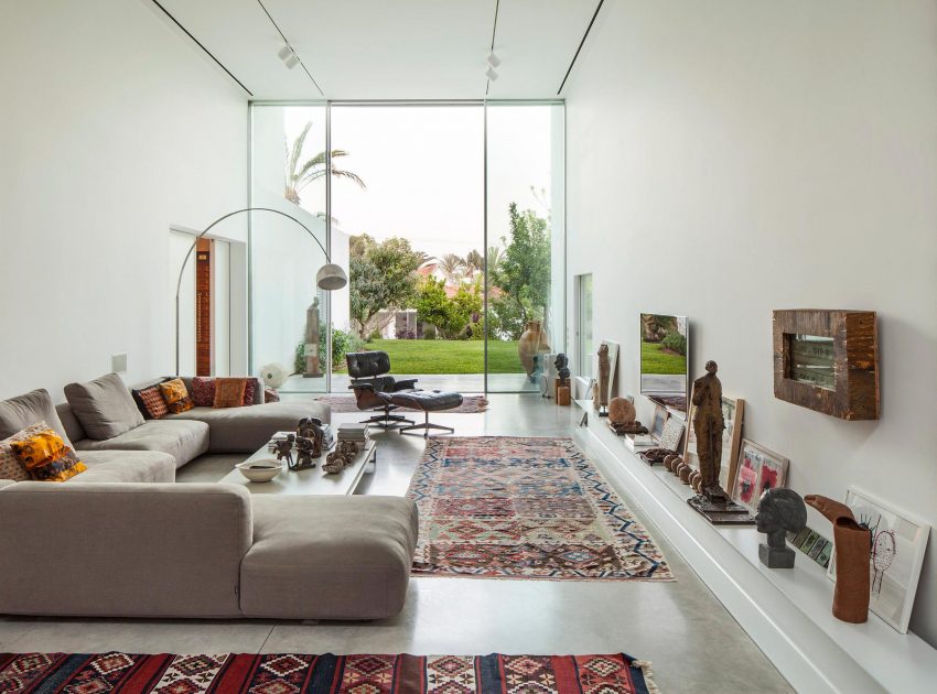 A Bright Contemporary Family Home Made from Three White Boxes in Tel Aviv by Paritzki & Liani Architects (9)