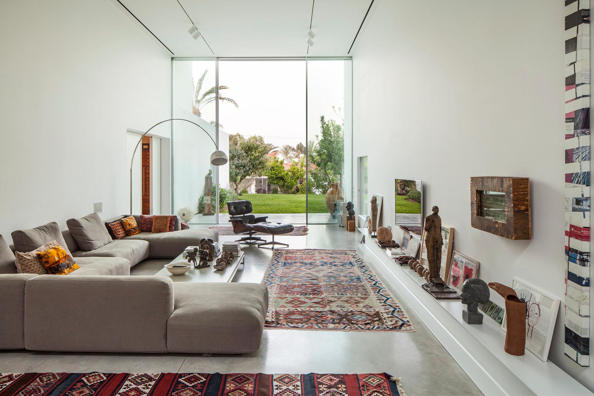 A Bright Contemporary Family Home Made from Three White Boxes in Tel Aviv by Paritzki & Liani Architects (9)