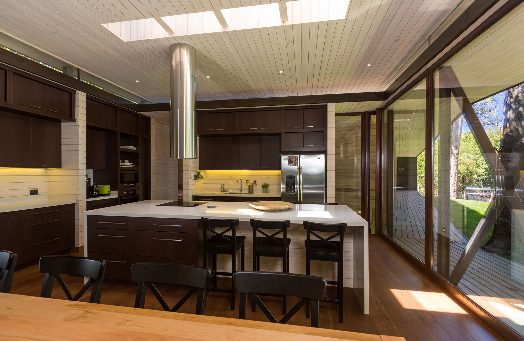 A Bright Contemporary Home Surrounded by Native Forests in Los Raulíes, Chile by planmaestro (11)