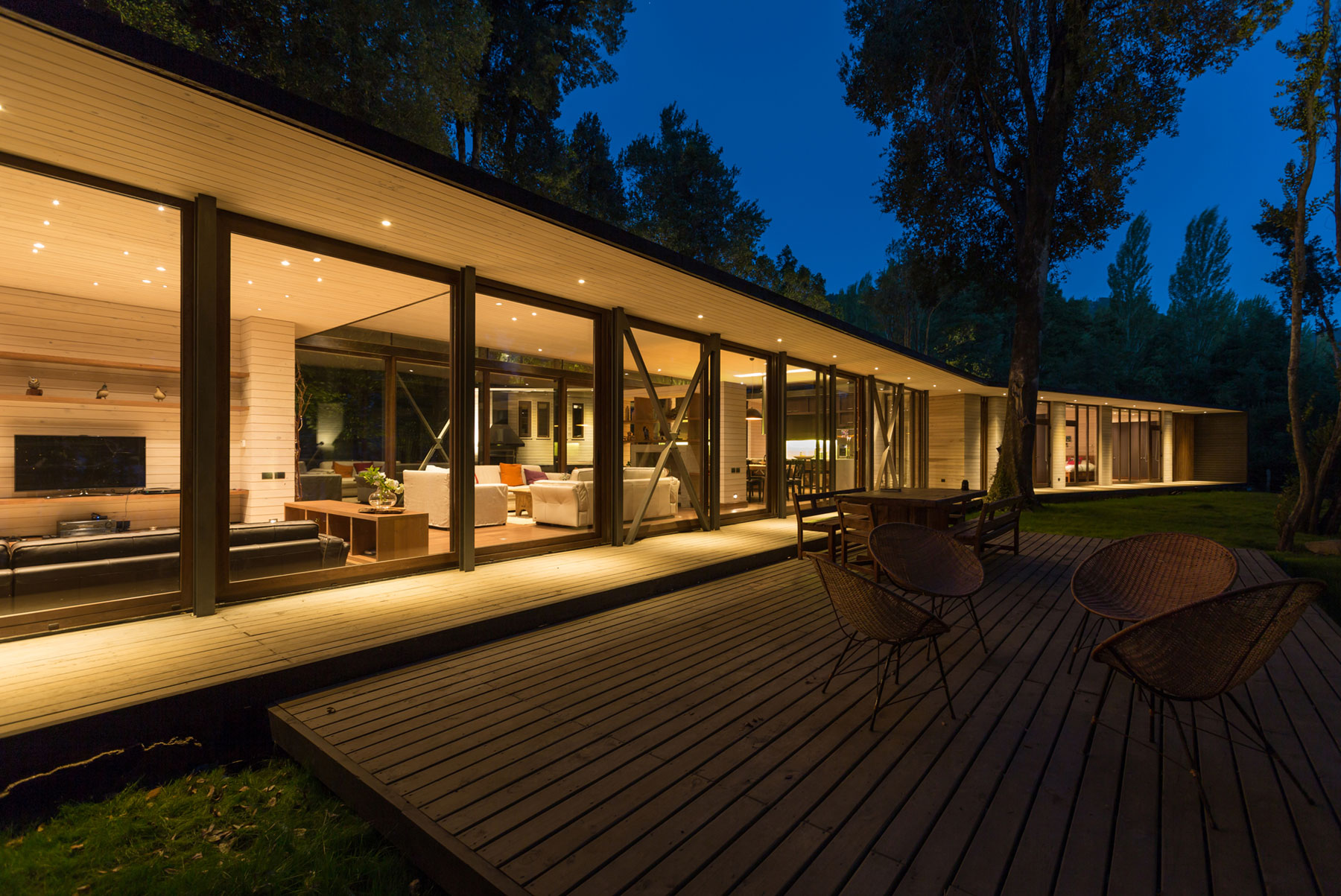 A Bright Contemporary Home Surrounded by Native Forests in Los Raulíes, Chile by planmaestro (22)