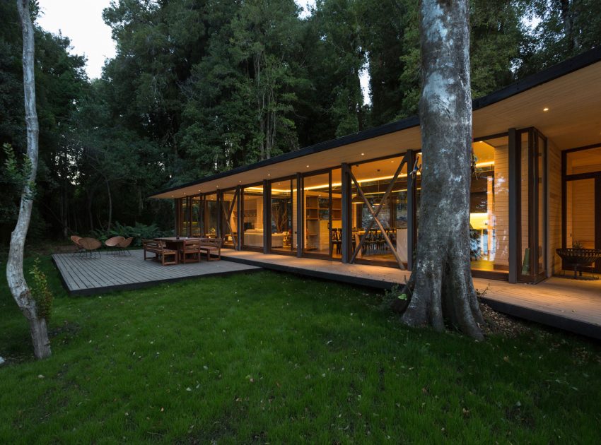 A Bright Contemporary Home Surrounded by Native Forests in Los Raulíes, Chile by planmaestro (24)