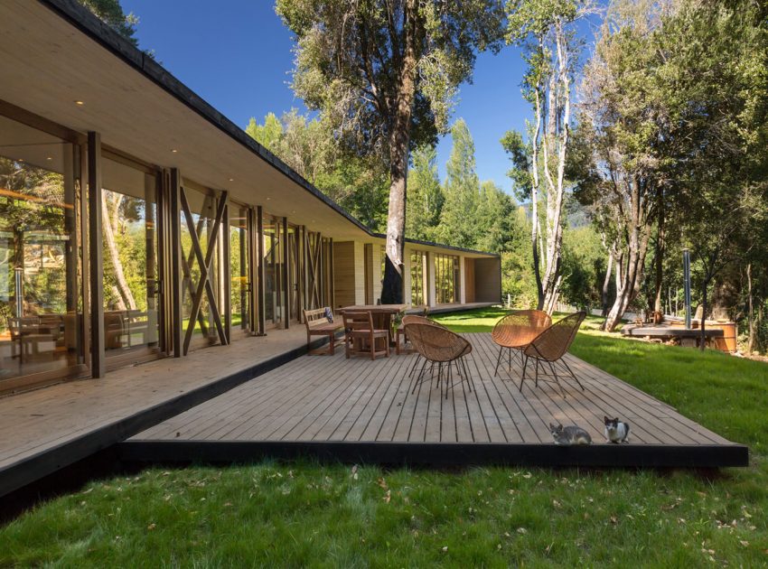 A Bright Contemporary Home Surrounded by Native Forests in Los Raulíes, Chile by planmaestro (3)