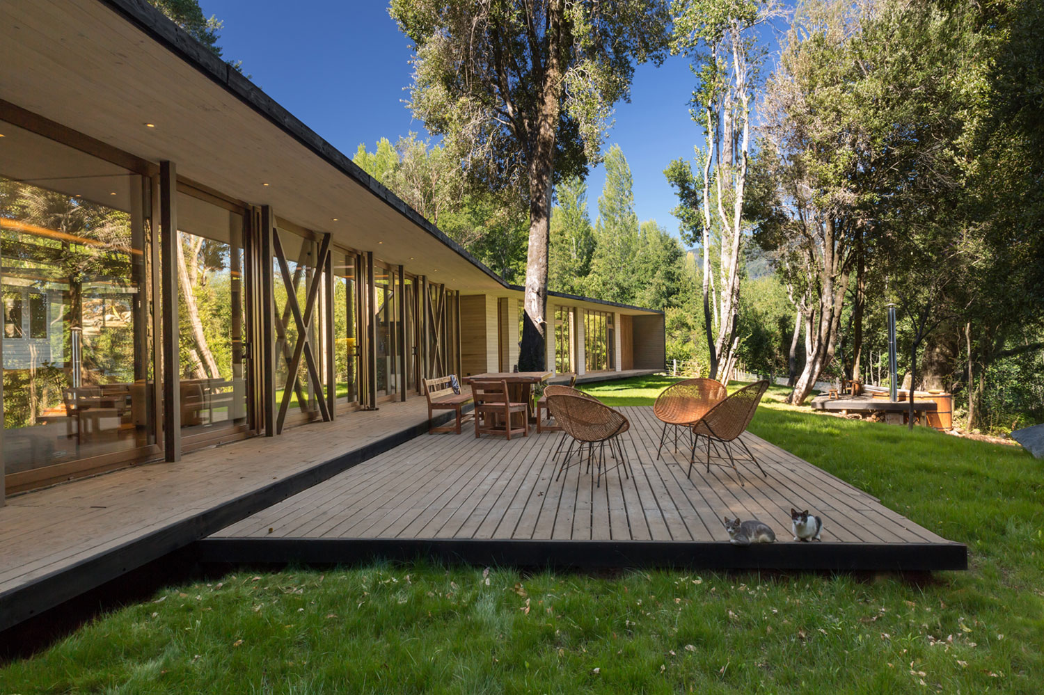 A Bright Contemporary Home Surrounded by Native Forests in Los Raulíes, Chile by planmaestro (3)