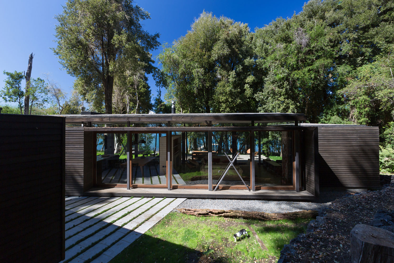A Bright Contemporary Home Surrounded by Native Forests in Los Raulíes, Chile by planmaestro (6)