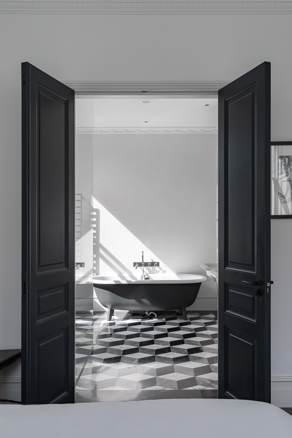 A Bright Modern Apartment with Rooftop Terrace and View of London by Michaelis Boyd (7)
