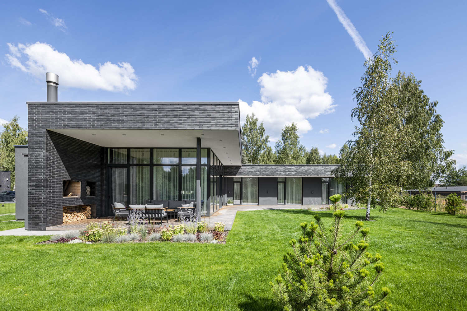 A Bright Modern L-Shaped Home Blends with Stunning Natural Surroundings in Vilnius, Lithuania by ArchLAB studio (1)