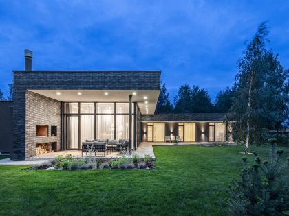 A Bright Modern L-Shaped Home Blends with Stunning Natural Surroundings in Vilnius, Lithuania by ArchLAB studio (11)