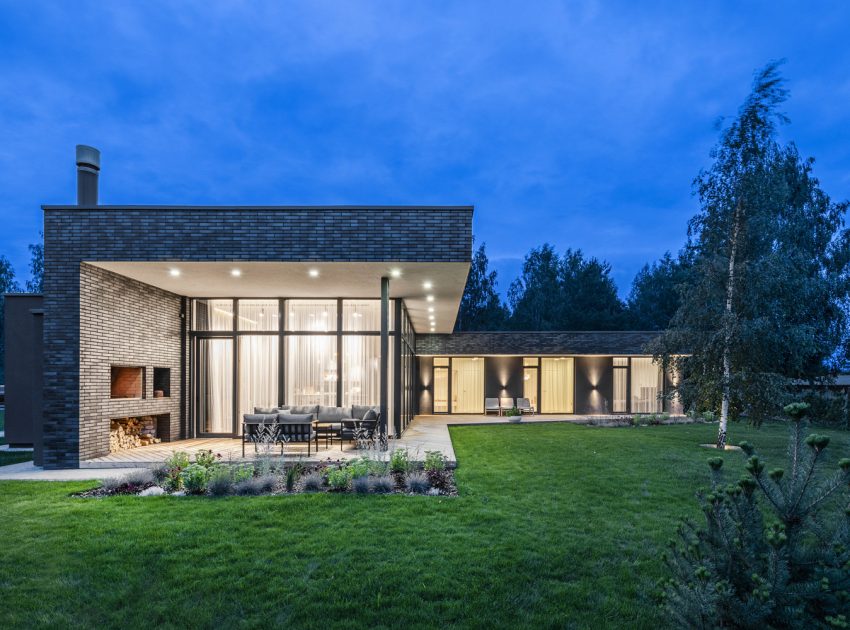 A Bright Modern L-Shaped Home Blends with Stunning Natural Surroundings in Vilnius, Lithuania by ArchLAB studio (11)