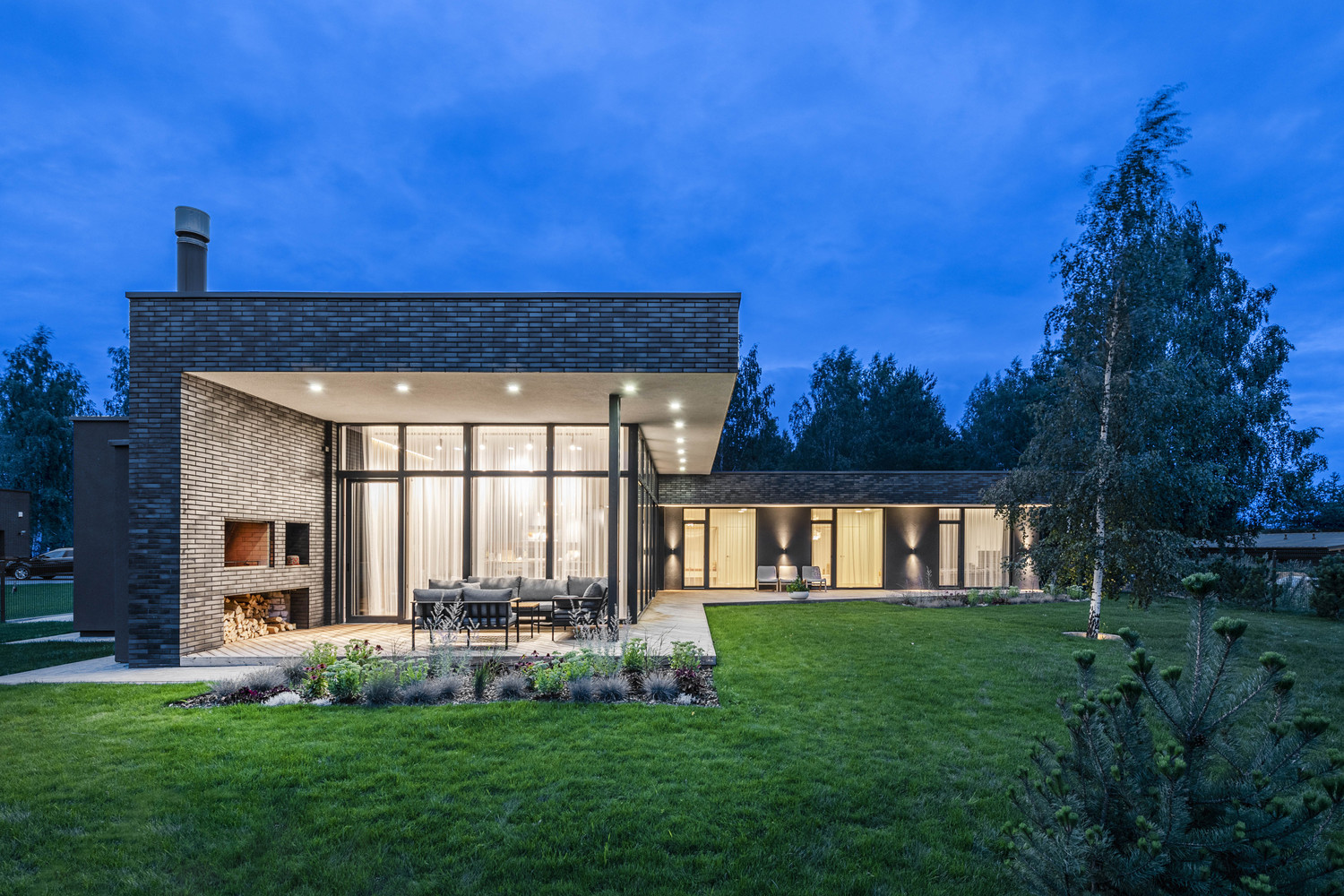 A Bright Modern L-Shaped Home Blends with Stunning Natural Surroundings in Vilnius, Lithuania by ArchLAB studio (11)