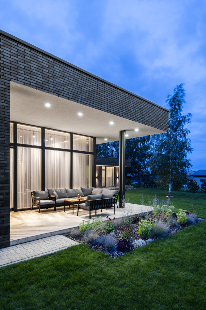 A Bright Modern L-Shaped Home Blends with Stunning Natural Surroundings in Vilnius, Lithuania by ArchLAB studio (12)