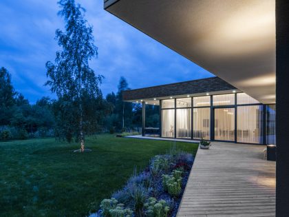 A Bright Modern L-Shaped Home Blends with Stunning Natural Surroundings in Vilnius, Lithuania by ArchLAB studio (13)