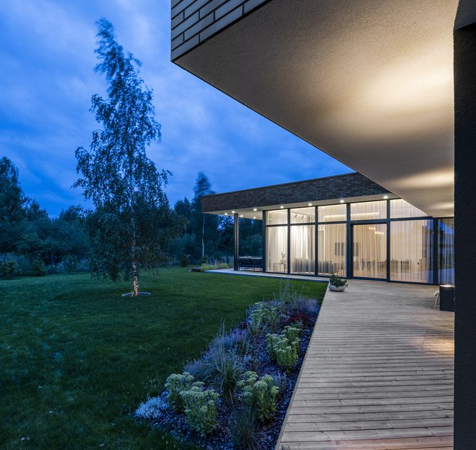 A Bright Modern L-Shaped Home Blends with Stunning Natural Surroundings in Vilnius, Lithuania by ArchLAB studio (13)