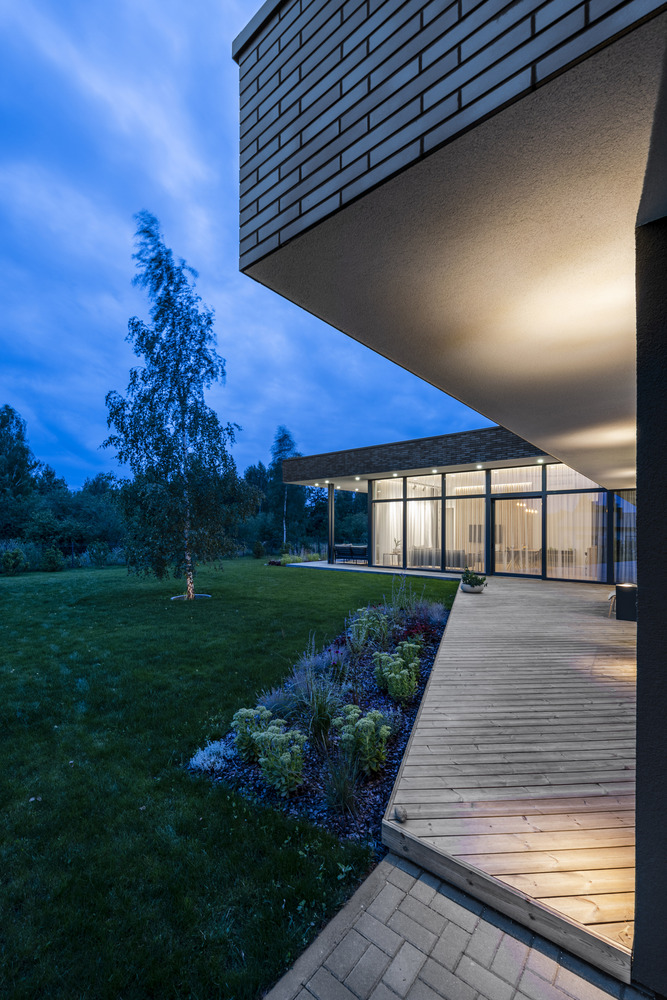A Bright Modern L-Shaped Home Blends with Stunning Natural Surroundings in Vilnius, Lithuania by ArchLAB studio (13)