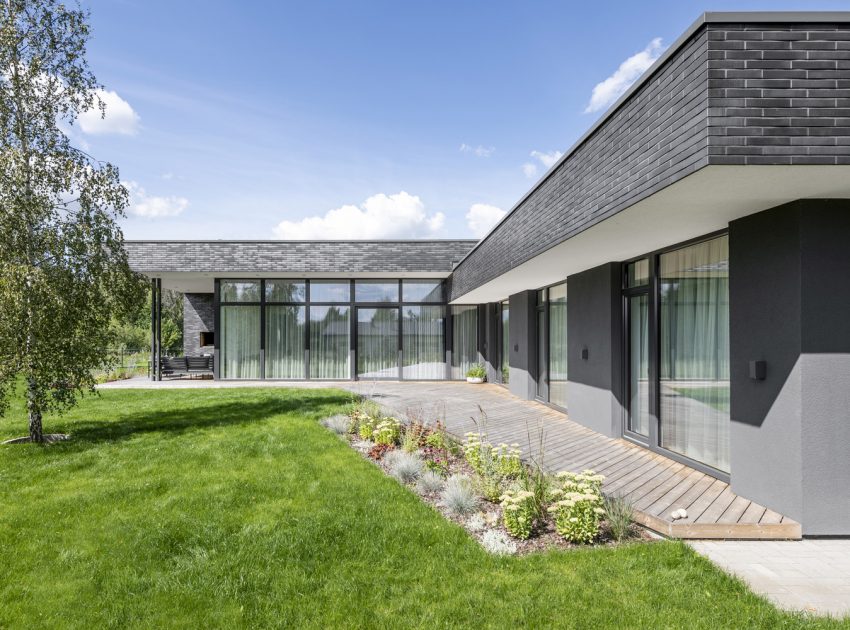 A Bright Modern L-Shaped Home Blends with Stunning Natural Surroundings in Vilnius, Lithuania by ArchLAB studio (3)