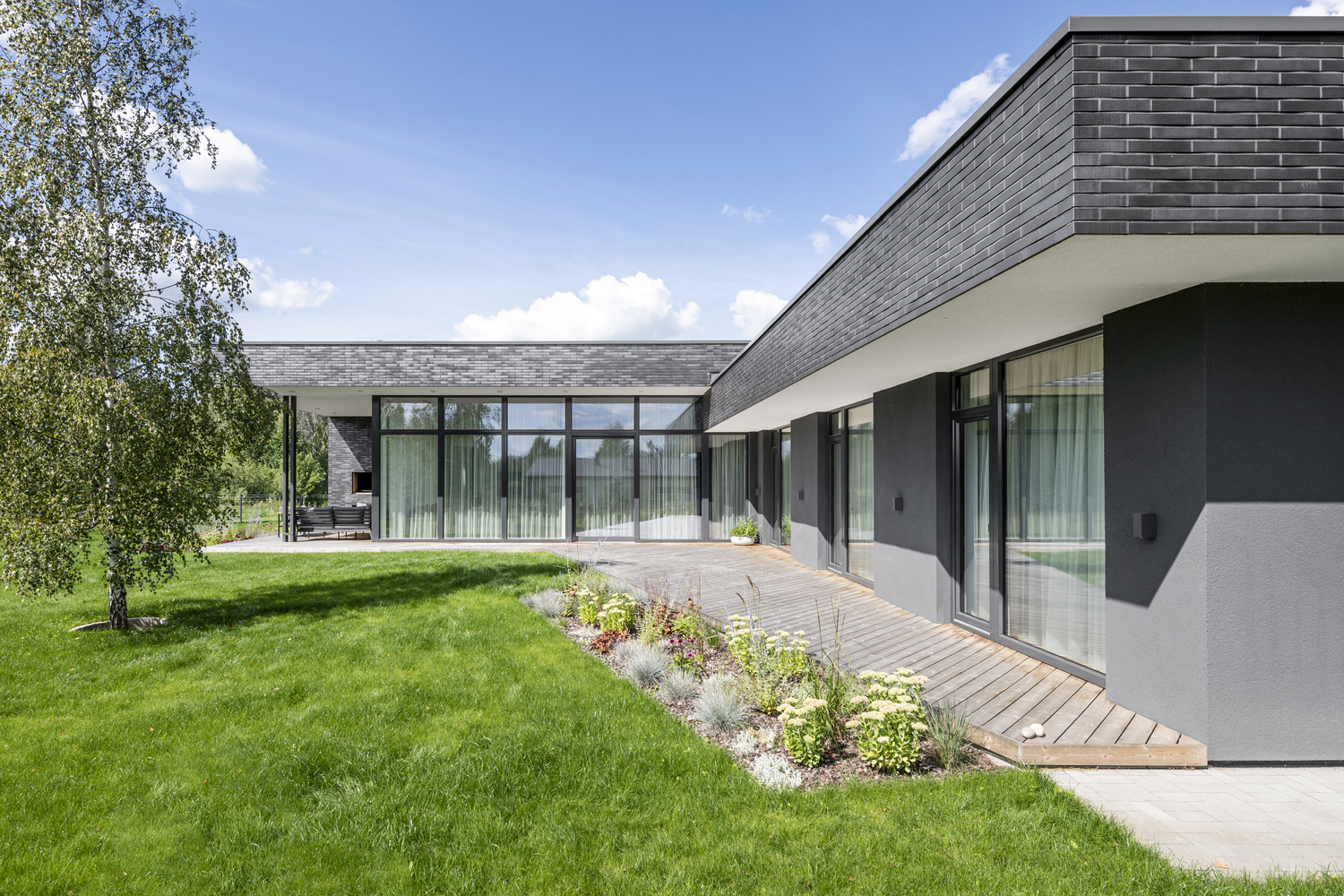 A Bright Modern L-Shaped Home Blends with Stunning Natural Surroundings in Vilnius, Lithuania by ArchLAB studio (3)