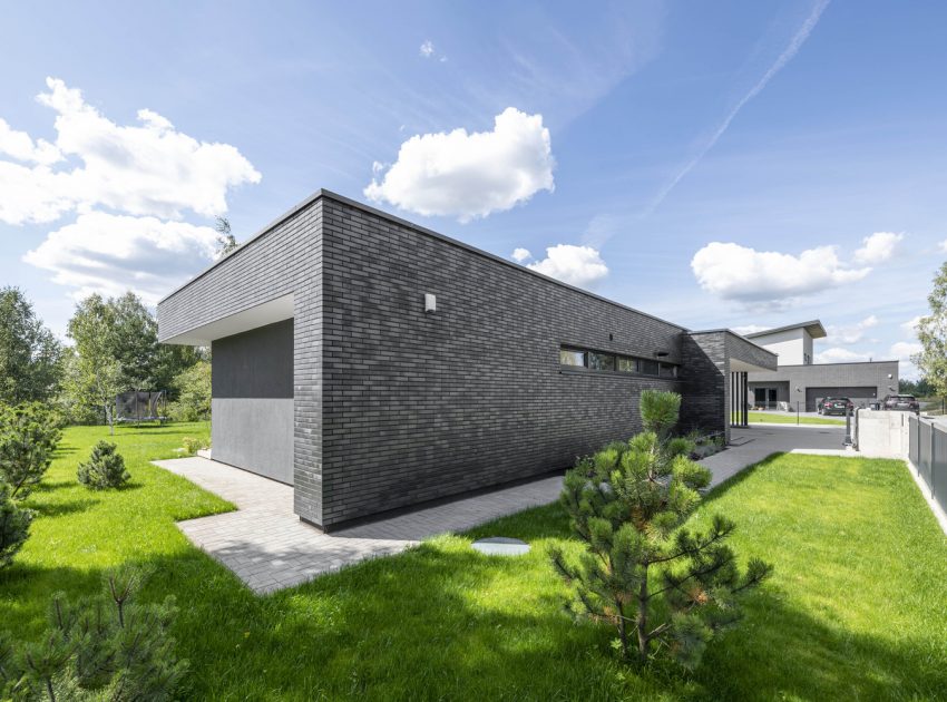 A Bright Modern L-Shaped Home Blends with Stunning Natural Surroundings in Vilnius, Lithuania by ArchLAB studio (4)