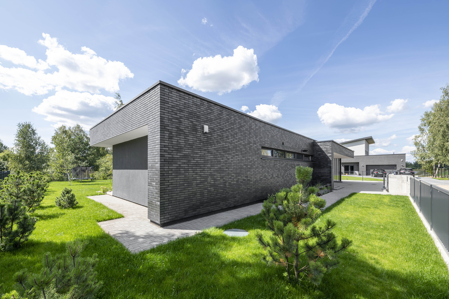 A Bright Modern L-Shaped Home Blends with Stunning Natural Surroundings in Vilnius, Lithuania by ArchLAB studio (4)