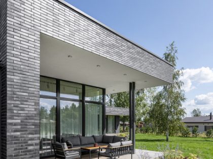 A Bright Modern L-Shaped Home Blends with Stunning Natural Surroundings in Vilnius, Lithuania by ArchLAB studio (5)