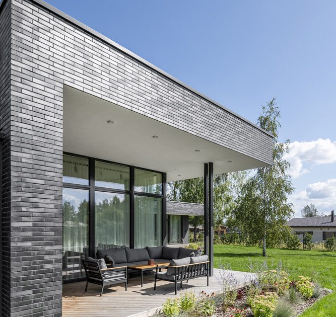 A Bright Modern L-Shaped Home Blends with Stunning Natural Surroundings in Vilnius, Lithuania by ArchLAB studio (5)