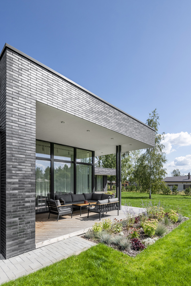 A Bright Modern L-Shaped Home Blends with Stunning Natural Surroundings in Vilnius, Lithuania by ArchLAB studio (5)