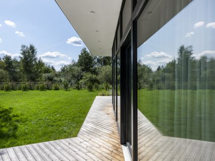 A Bright Modern L-Shaped Home Blends with Stunning Natural Surroundings in Vilnius, Lithuania by ArchLAB studio (6)