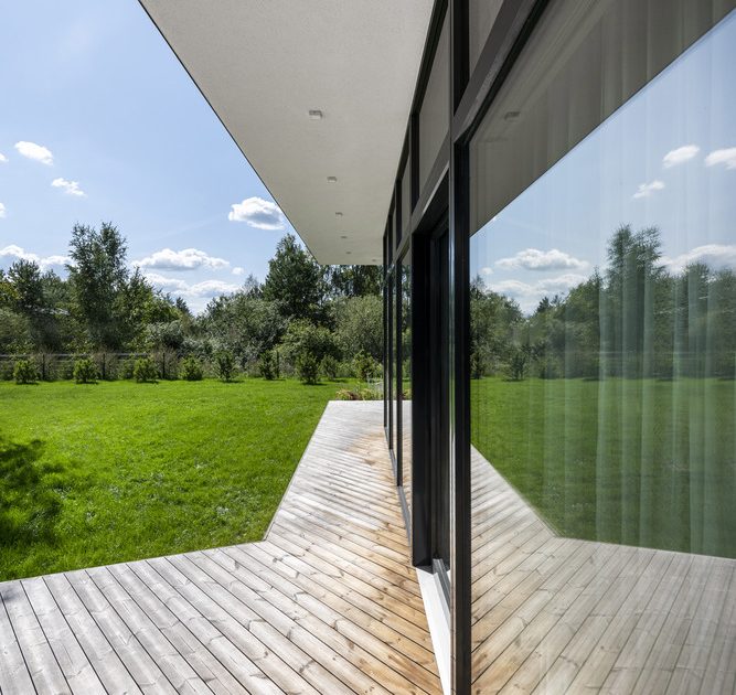 A Bright Modern L-Shaped Home Blends with Stunning Natural Surroundings in Vilnius, Lithuania by ArchLAB studio (6)