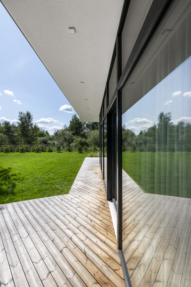 A Bright Modern L-Shaped Home Blends with Stunning Natural Surroundings in Vilnius, Lithuania by ArchLAB studio (6)