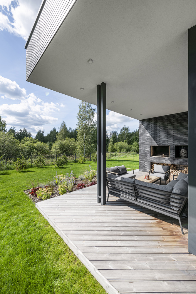 A Bright Modern L-Shaped Home Blends with Stunning Natural Surroundings in Vilnius, Lithuania by ArchLAB studio (7)