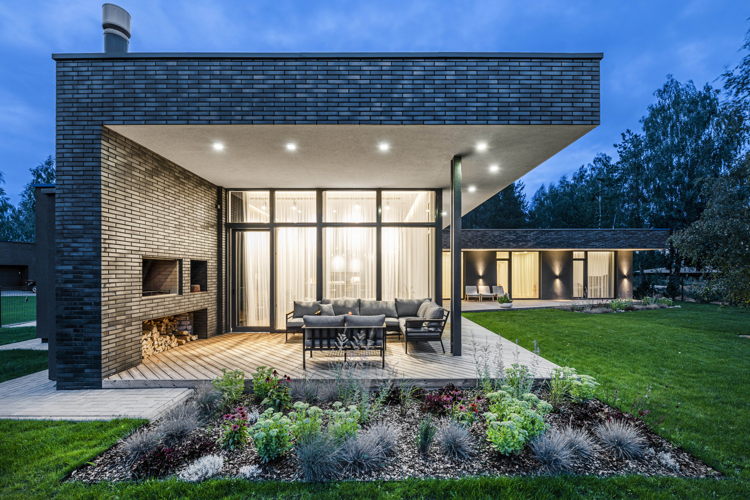 A Bright Modern L-Shaped Home Blends with Stunning Natural Surroundings in Vilnius, Lithuania by ArchLAB studio (8)