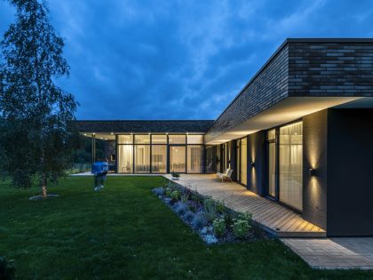 A Bright Modern L-Shaped Home Blends with Stunning Natural Surroundings in Vilnius, Lithuania by ArchLAB studio (9)