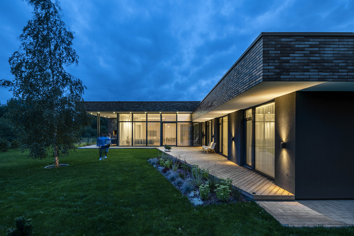 A Bright Modern L-Shaped Home Blends with Stunning Natural Surroundings in Vilnius, Lithuania by ArchLAB studio (9)