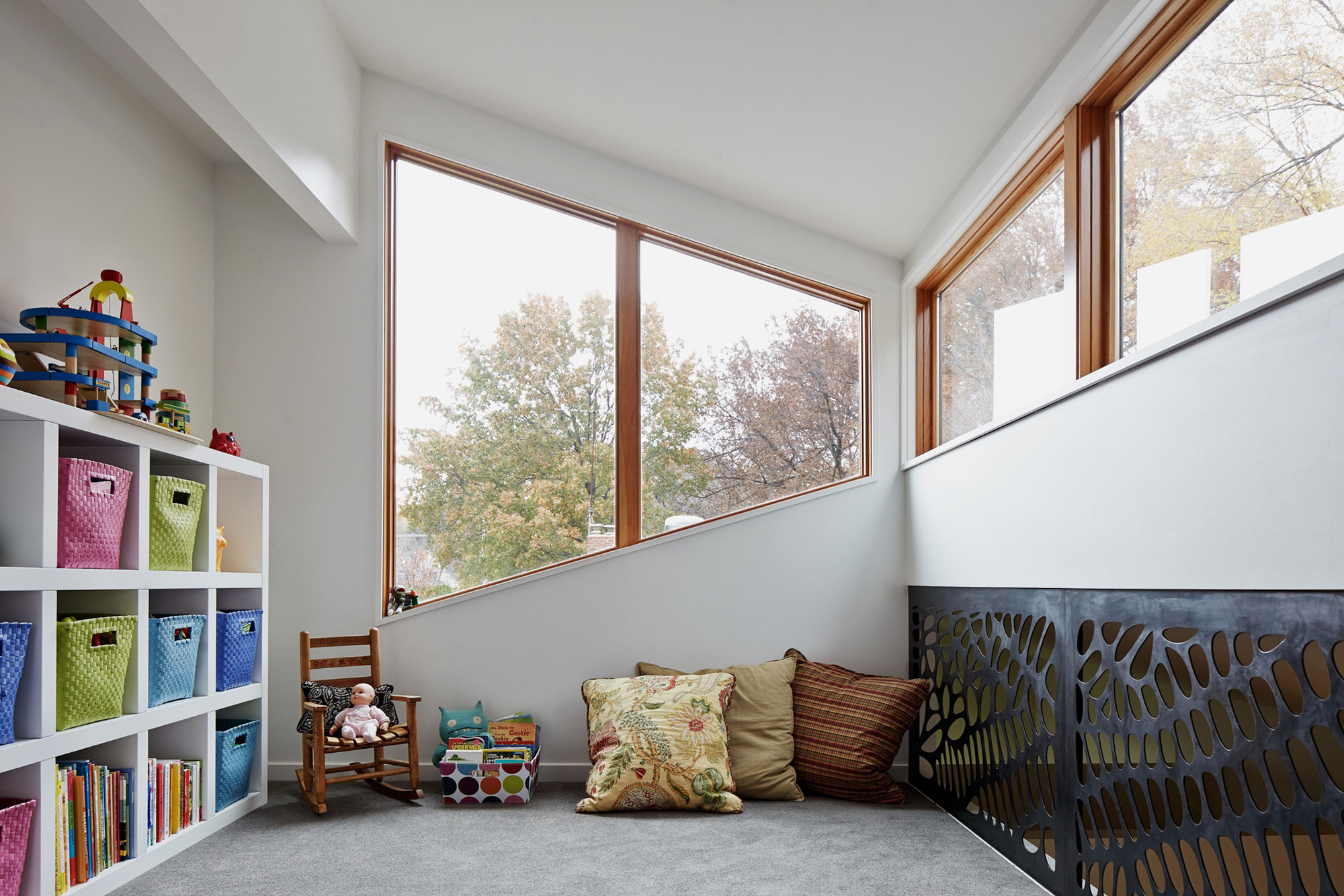 A Bright Single-Story Ranch Home with Modern and Traditional Style in Leawood, Kansas by Hufft Projects (11)