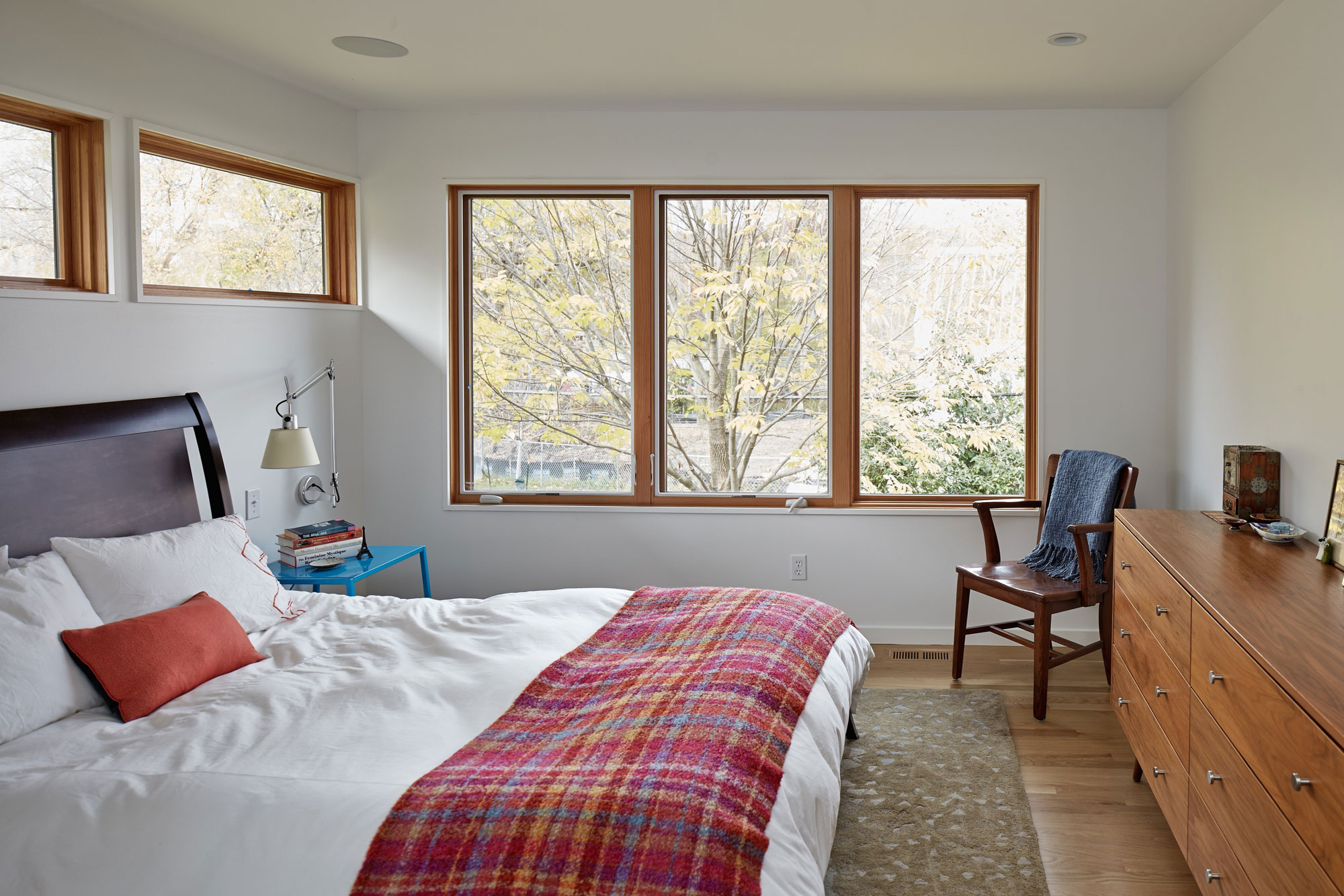 A Bright Single-Story Ranch Home with Modern and Traditional Style in Leawood, Kansas by Hufft Projects (13)