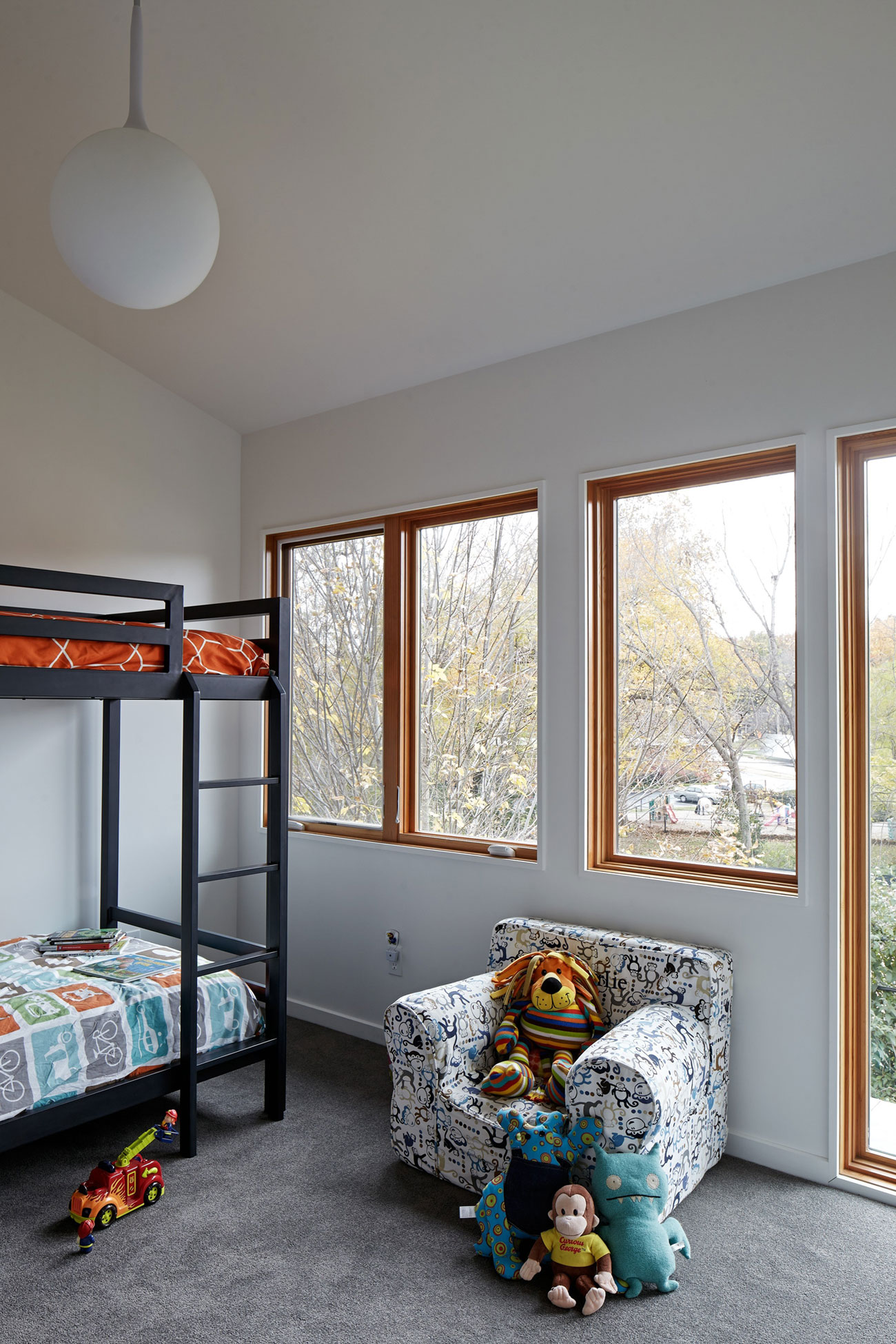 A Bright Single-Story Ranch Home with Modern and Traditional Style in Leawood, Kansas by Hufft Projects (14)