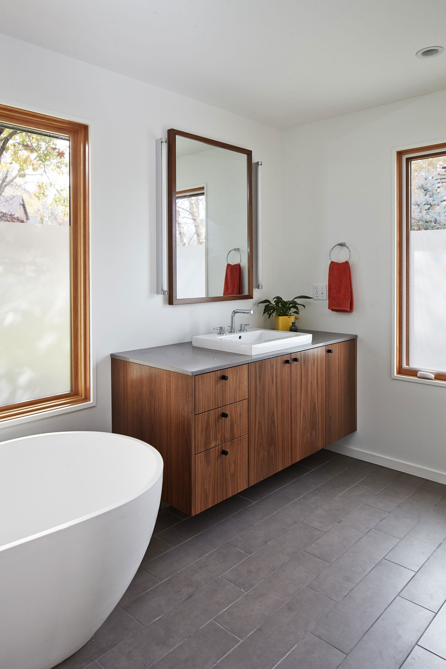 A Bright Single-Story Ranch Home with Modern and Traditional Style in Leawood, Kansas by Hufft Projects (15)