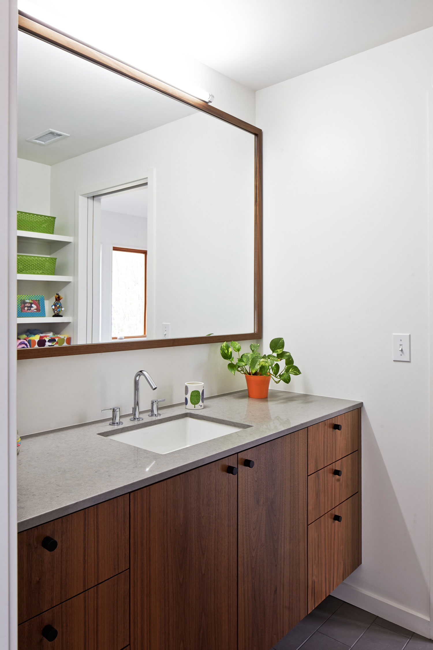 A Bright Single-Story Ranch Home with Modern and Traditional Style in Leawood, Kansas by Hufft Projects (16)