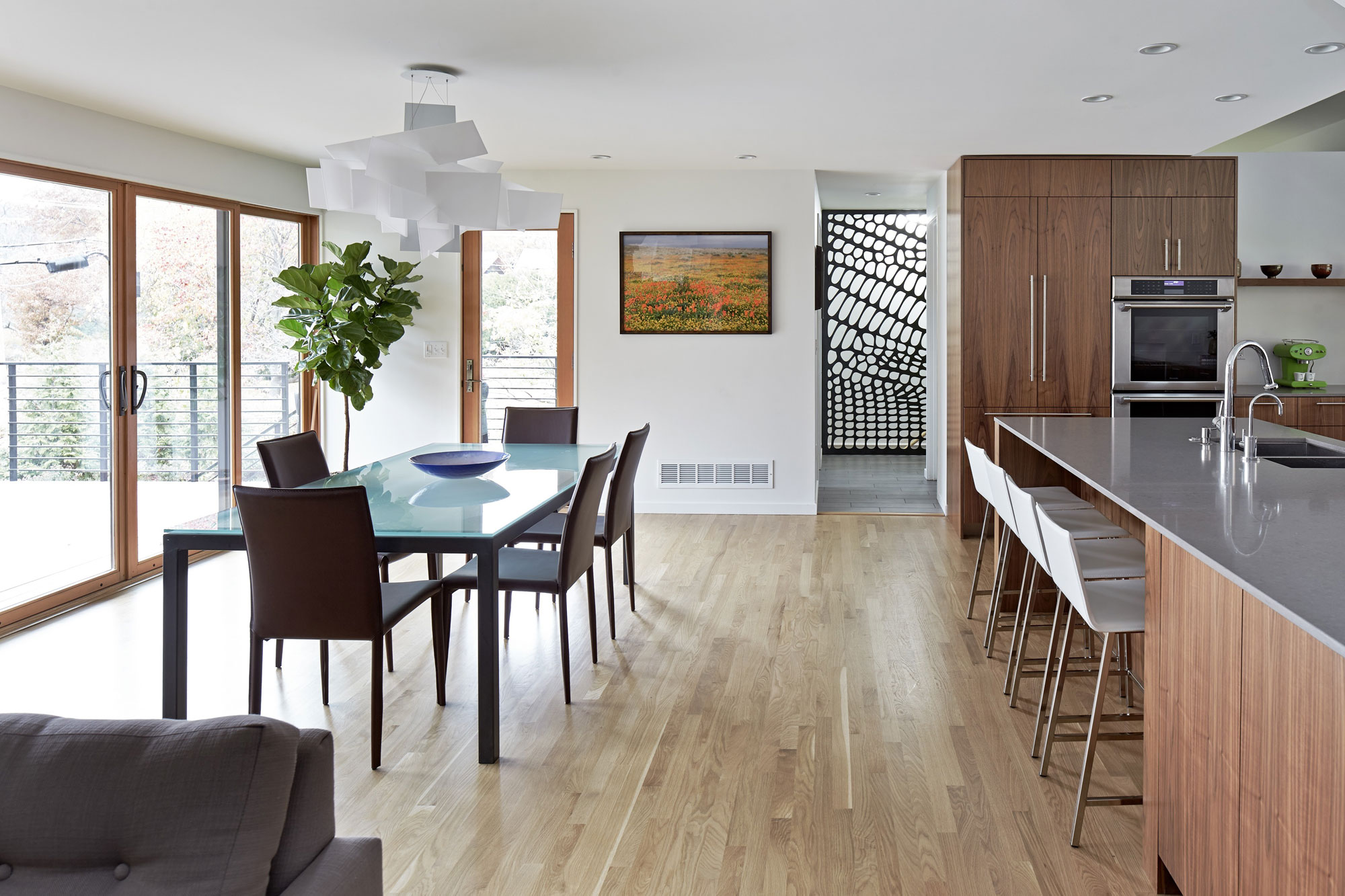 A Bright Single-Story Ranch Home with Modern and Traditional Style in Leawood, Kansas by Hufft Projects (5)