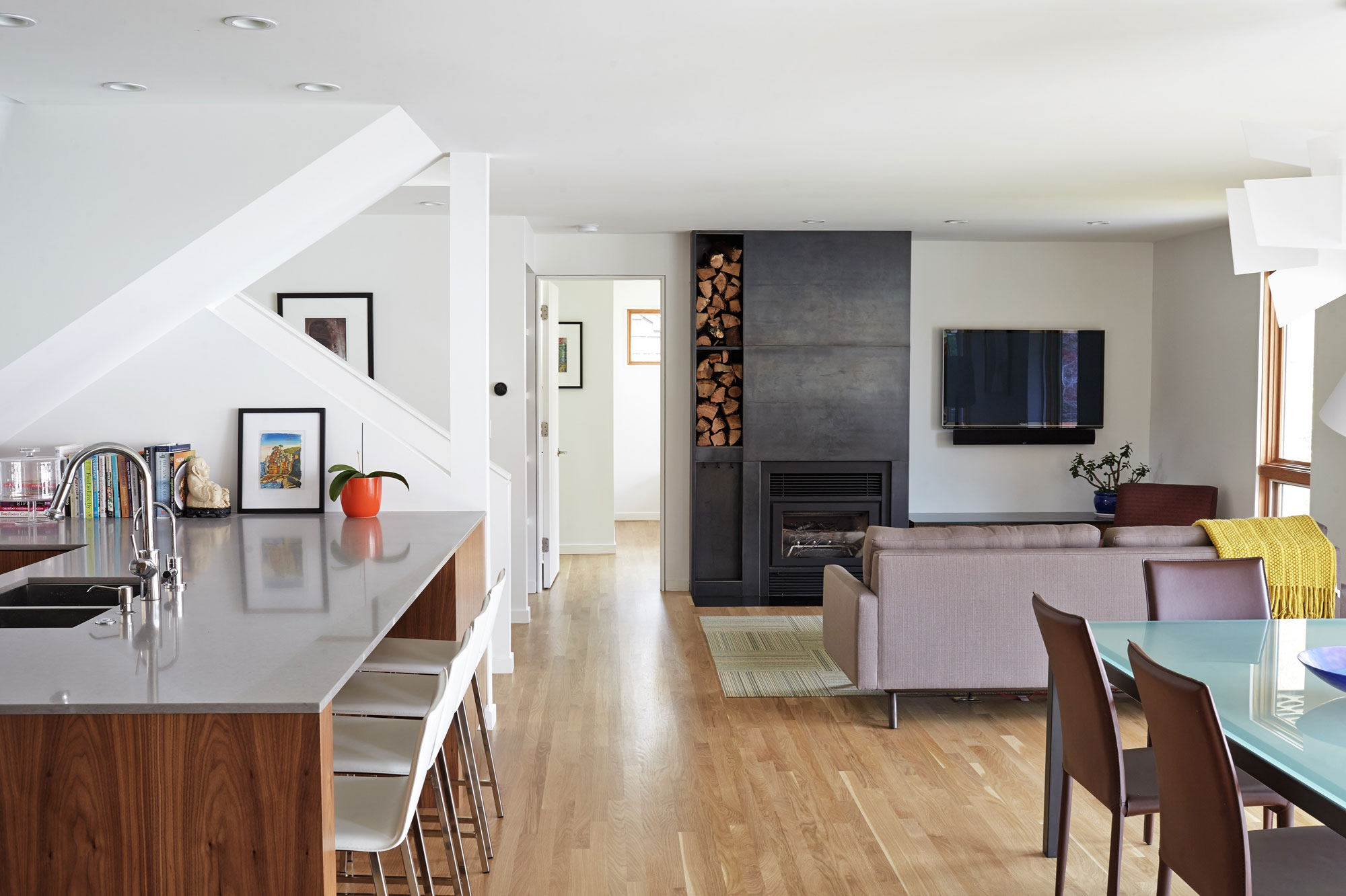 A Bright Single-Story Ranch Home with Modern and Traditional Style in Leawood, Kansas by Hufft Projects (6)