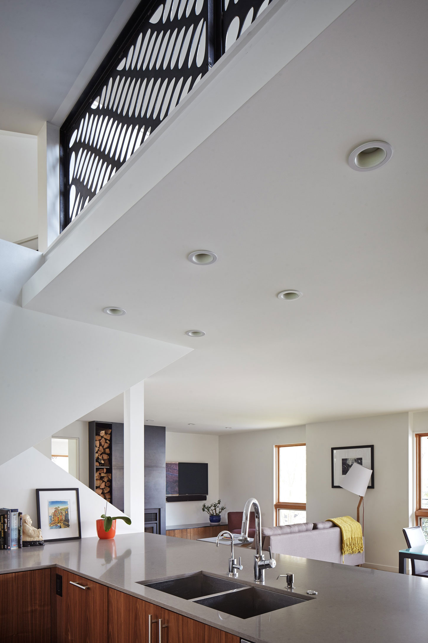 A Bright Single-Story Ranch Home with Modern and Traditional Style in Leawood, Kansas by Hufft Projects (8)