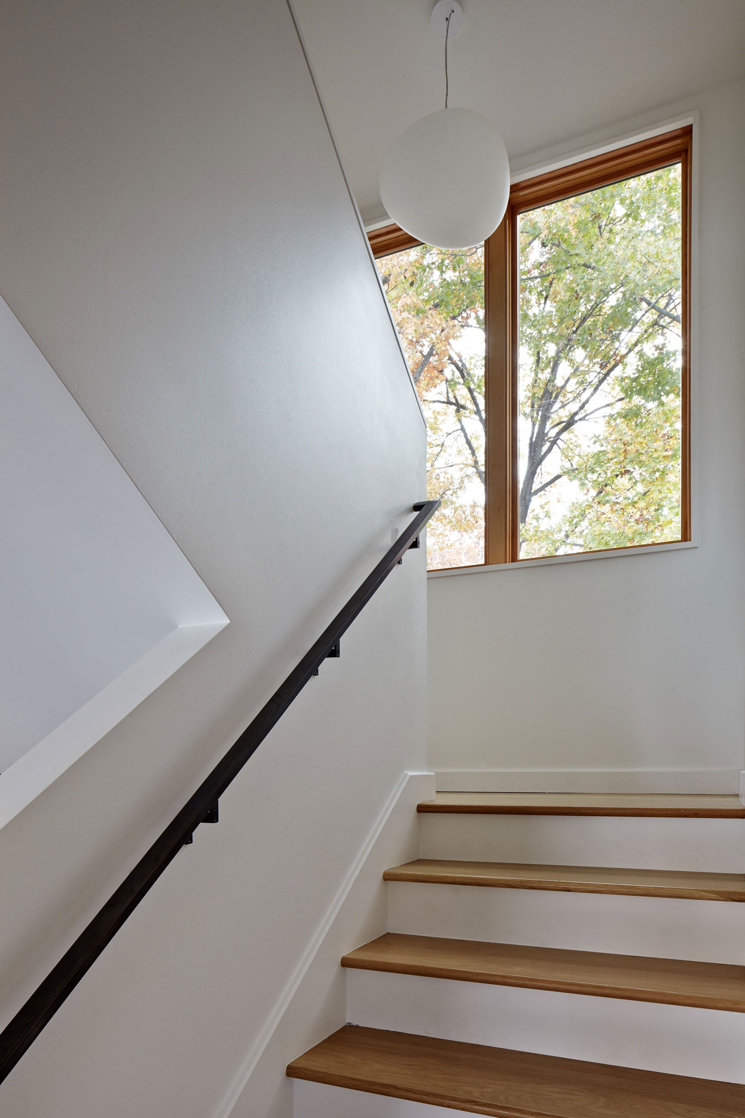 A Bright Single-Story Ranch Home with Modern and Traditional Style in Leawood, Kansas by Hufft Projects (9)