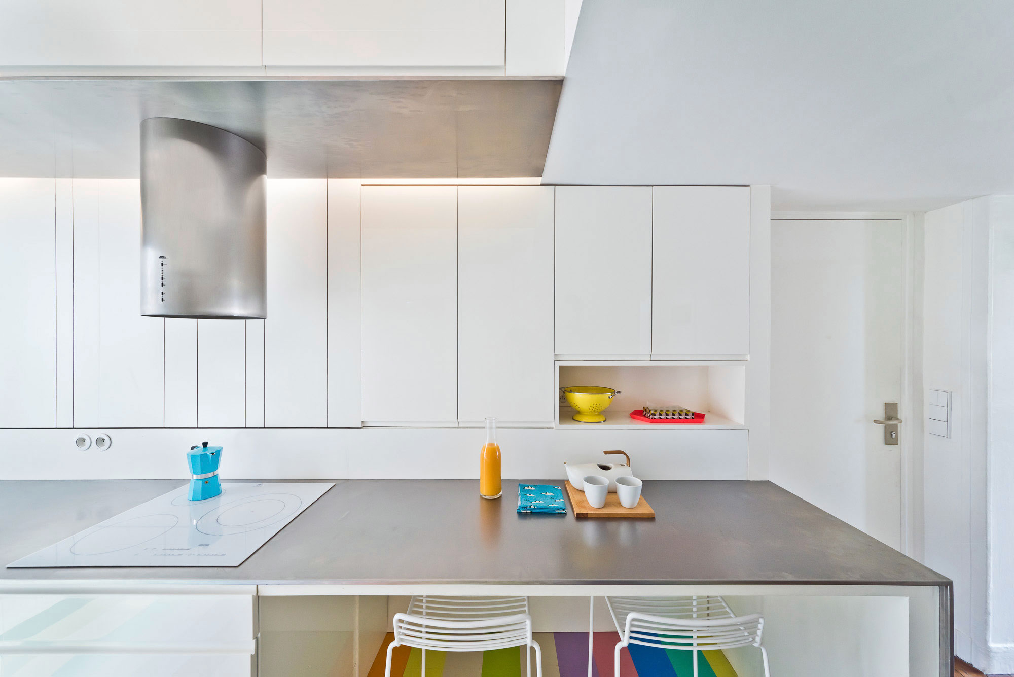 A Bright and Cheerful Modern Apartment for a Fashion Designer in Montmartre by SABO Project (12)