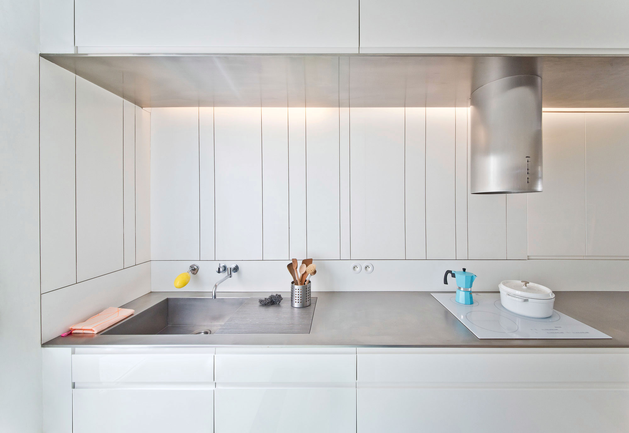A Bright and Cheerful Modern Apartment for a Fashion Designer in Montmartre by SABO Project (13)