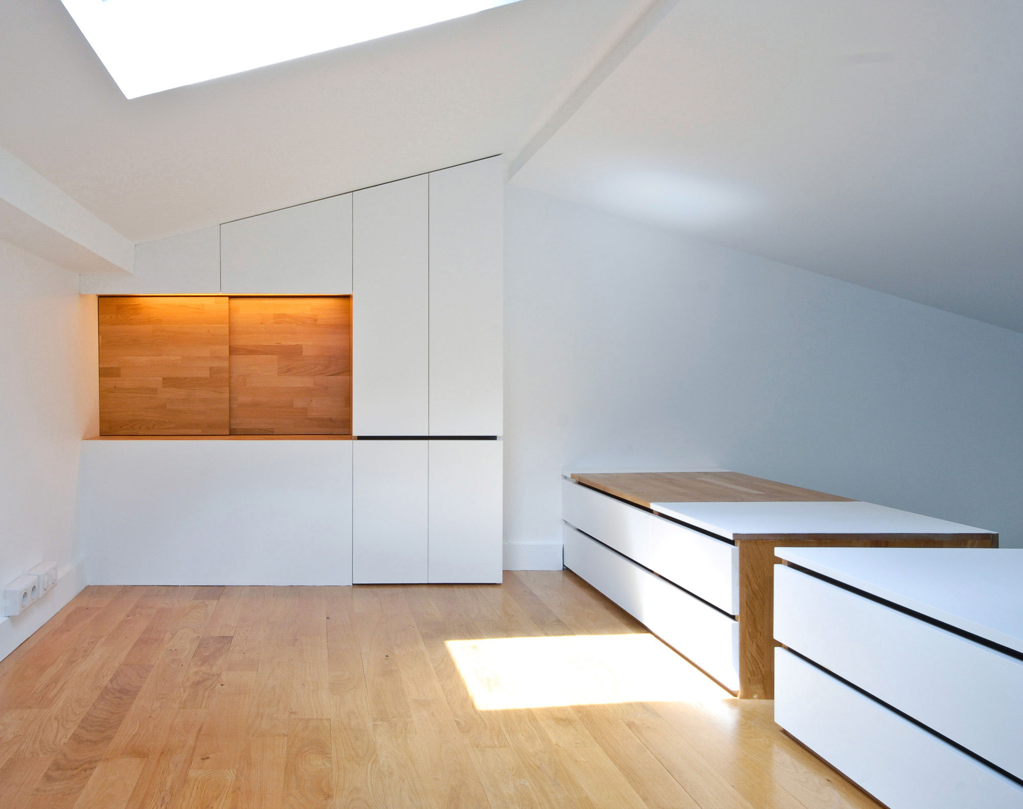 A Bright and Cheerful Modern Apartment for a Fashion Designer in Montmartre by SABO Project (15)