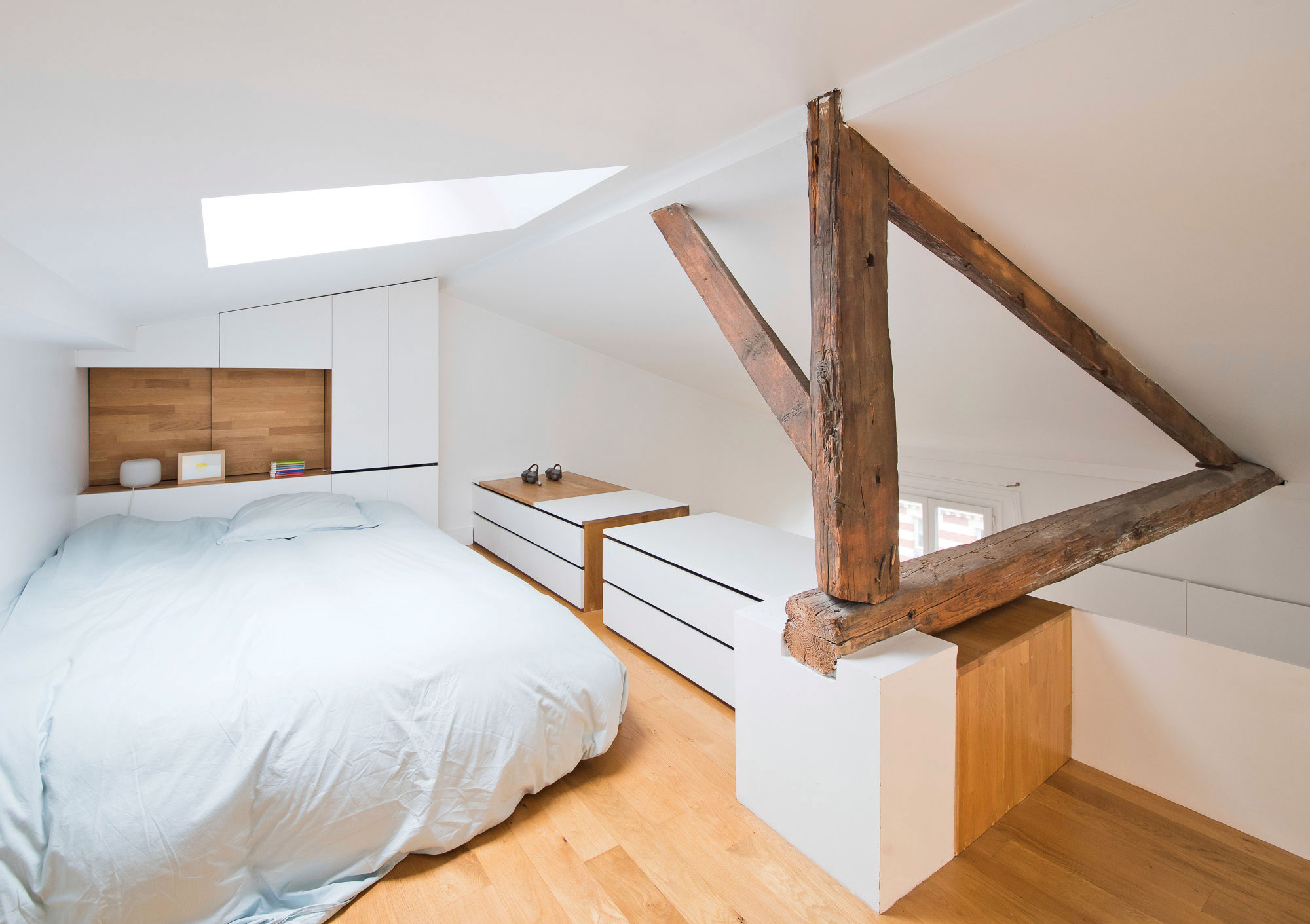A Bright and Cheerful Modern Apartment for a Fashion Designer in Montmartre by SABO Project (16)
