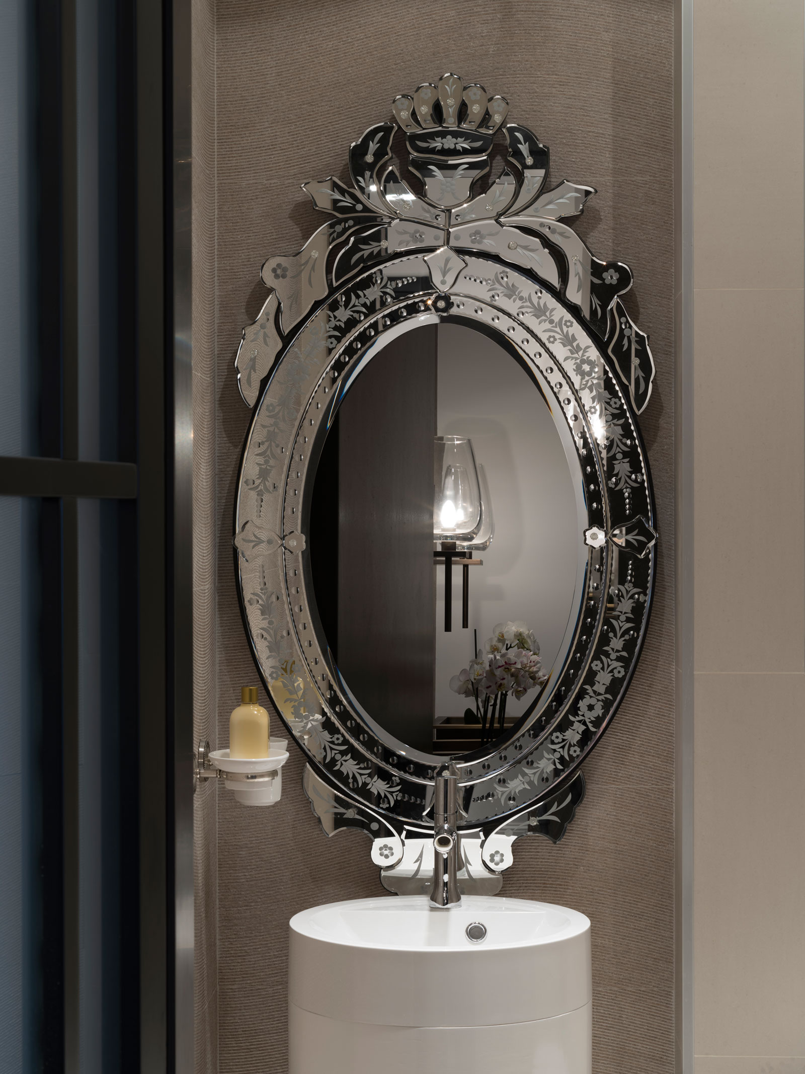 A Bright and Sophisticated Apartment with an Elegant Interior in Obolom by Absolute Interior Decor (20)