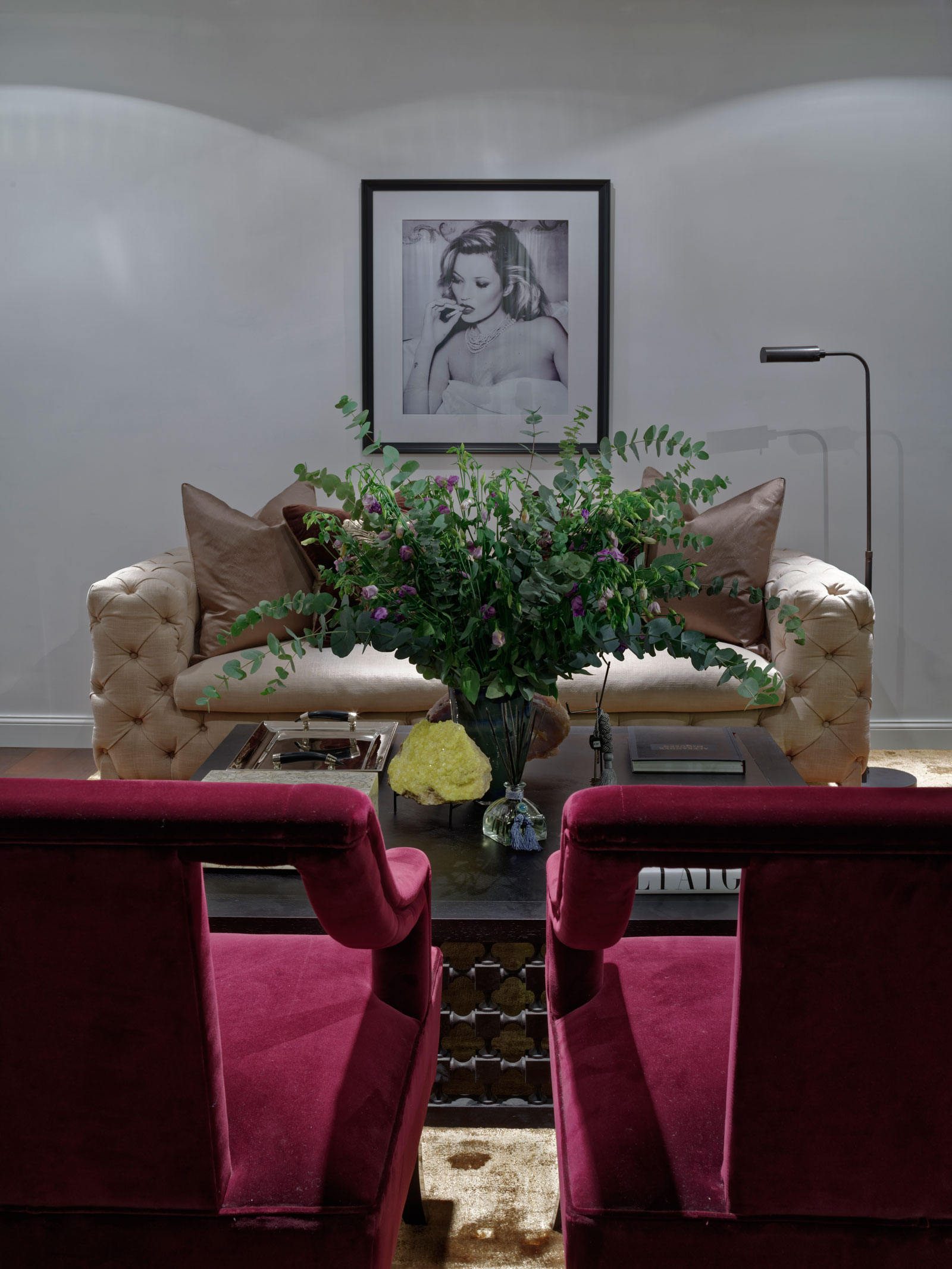 A Bright and Sophisticated Apartment with an Elegant Interior in Obolom by Absolute Interior Decor (3)