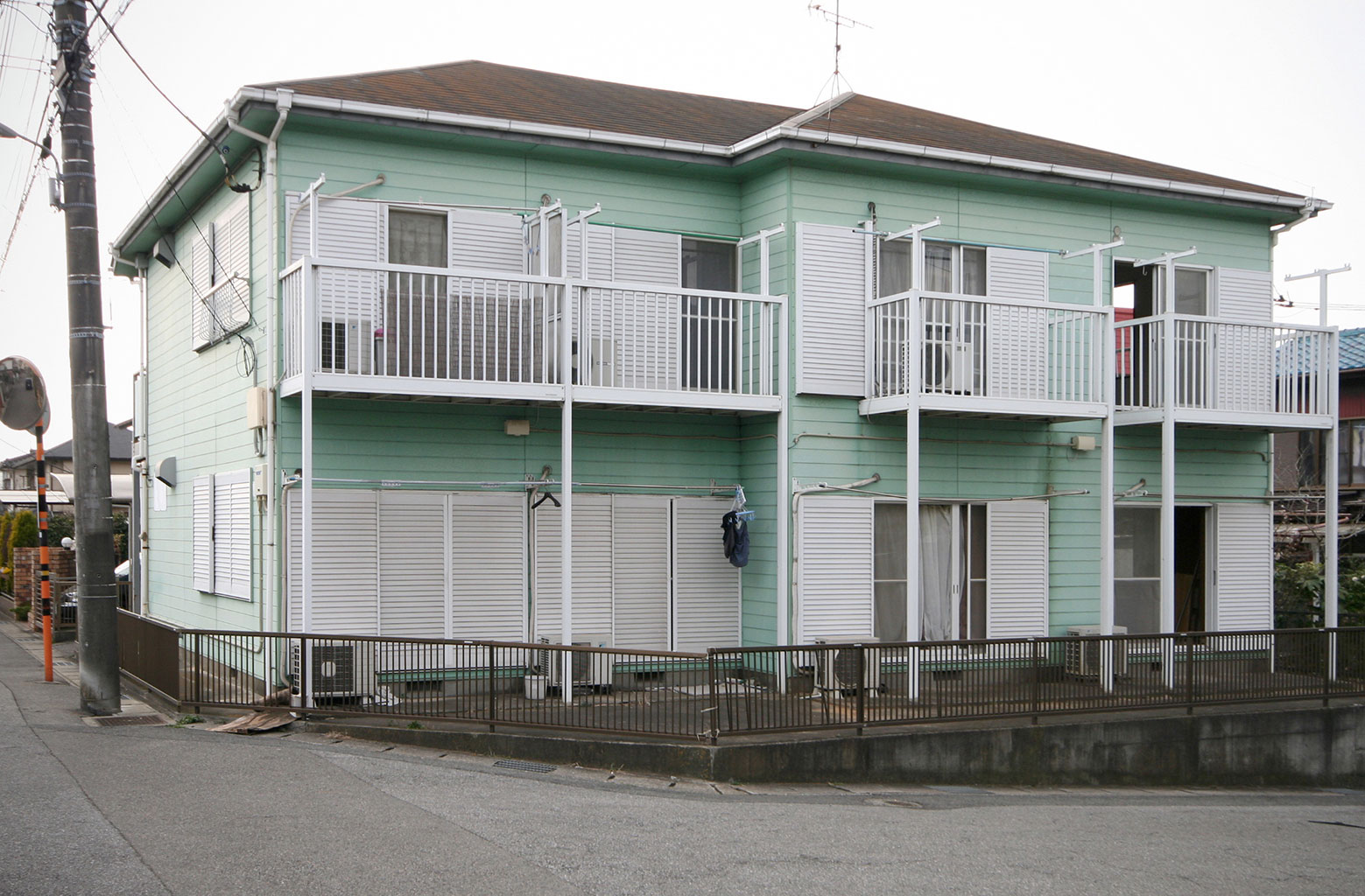 A Bright and Vibrant Apartment with Bold Splashes of Color in Chiba Prefecture by Kochi Architect’s Studio (8)